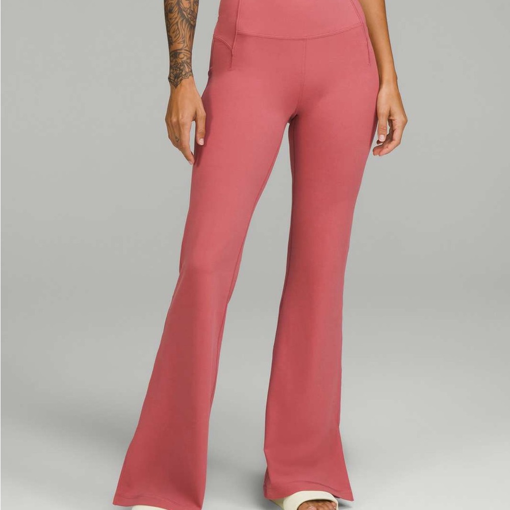 Lululemon Groove Super-High-Rise Split-Hem Flare Pant *Nulu
Brier Rose- size 18